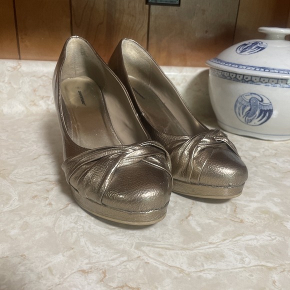 Gold Metallic Avenue Platform Heel 10W - Picture 1 of 16